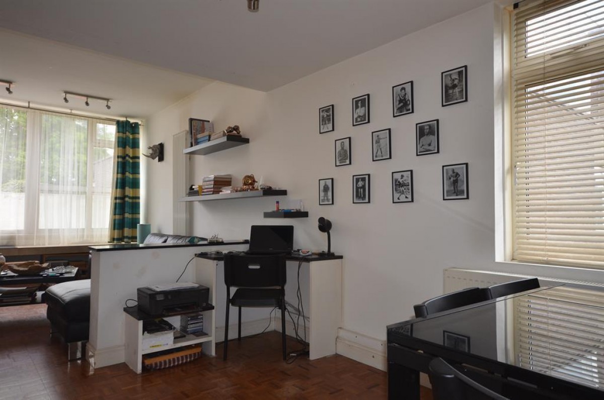 VERY LARGE 1 BEDROOM DUPLEX FLAT