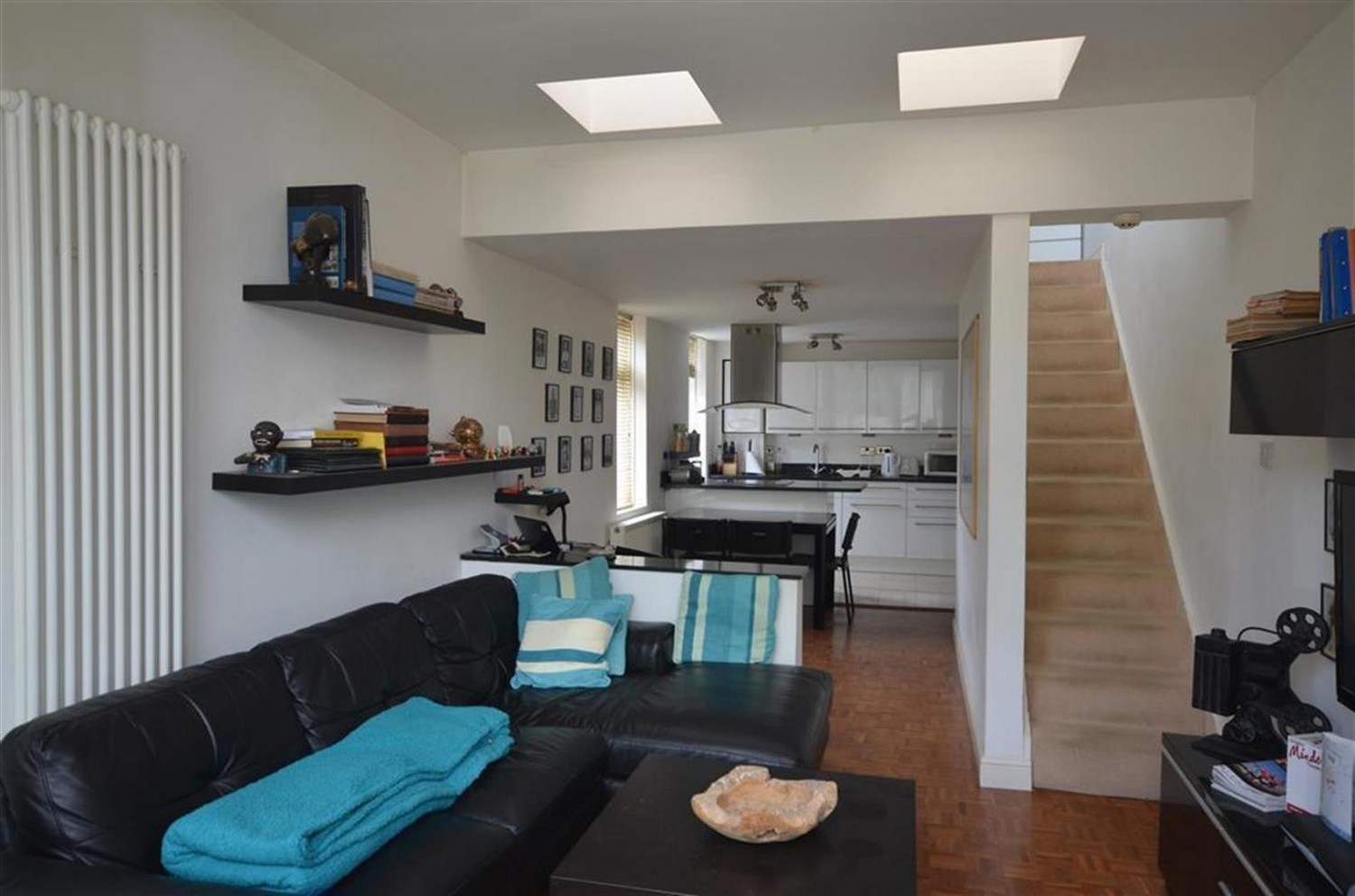 VERY LARGE 1 BEDROOM DUPLEX FLAT