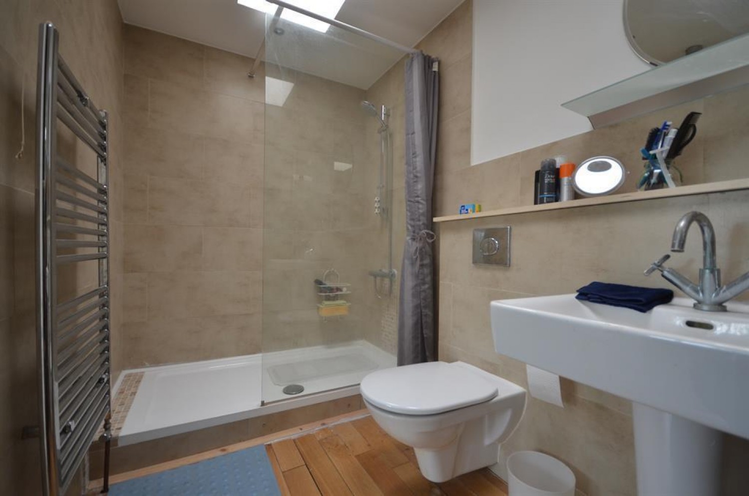 VERY LARGE 1 BEDROOM DUPLEX FLAT