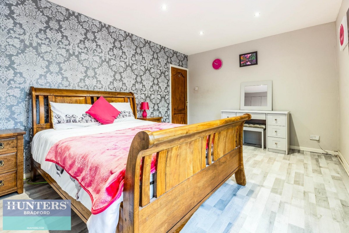 Lane Side, Queensbury, Bradford, West Yorkshire, BD13 1NE