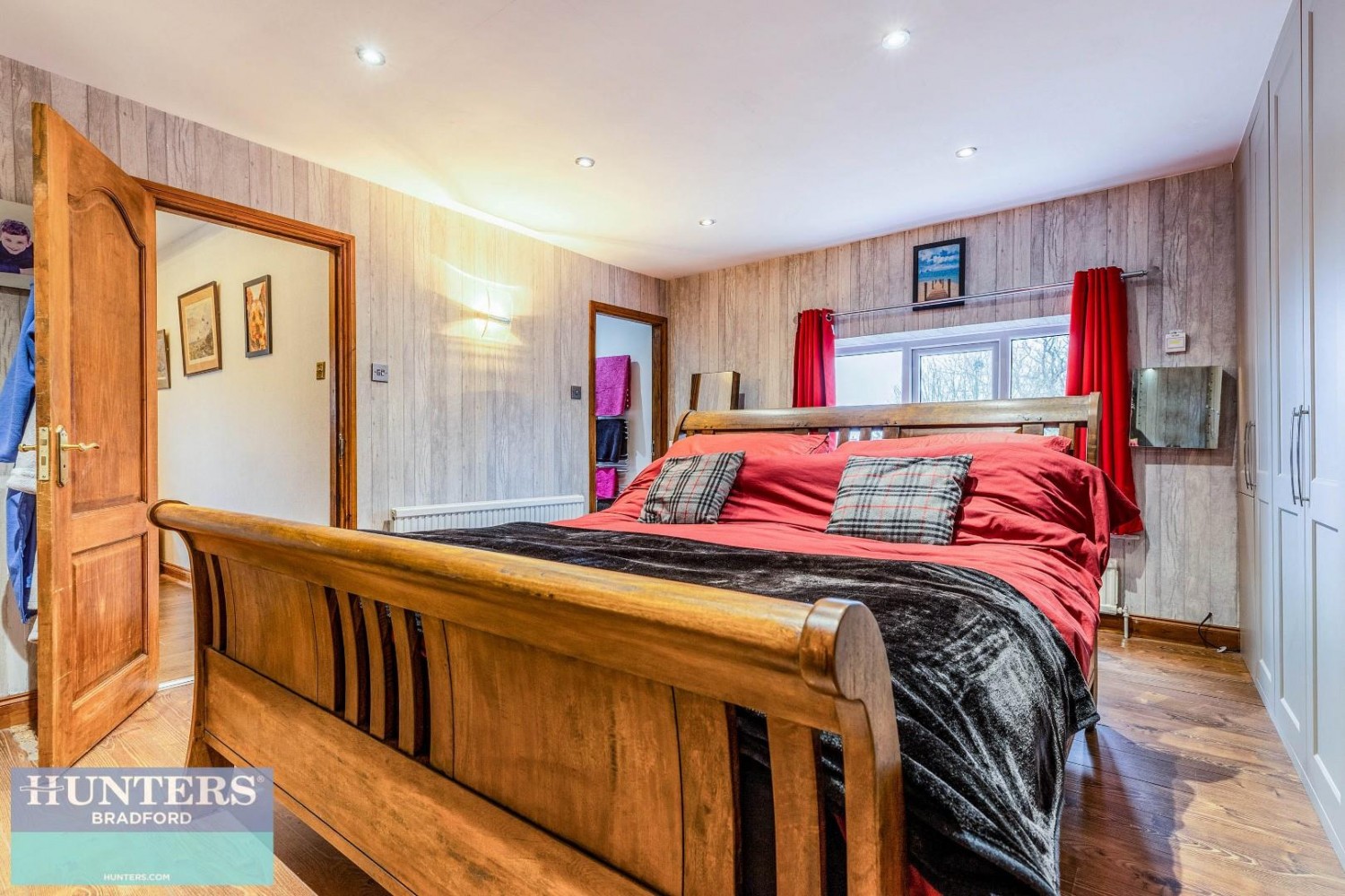 Lane Side, Queensbury, Bradford, West Yorkshire, BD13 1NE