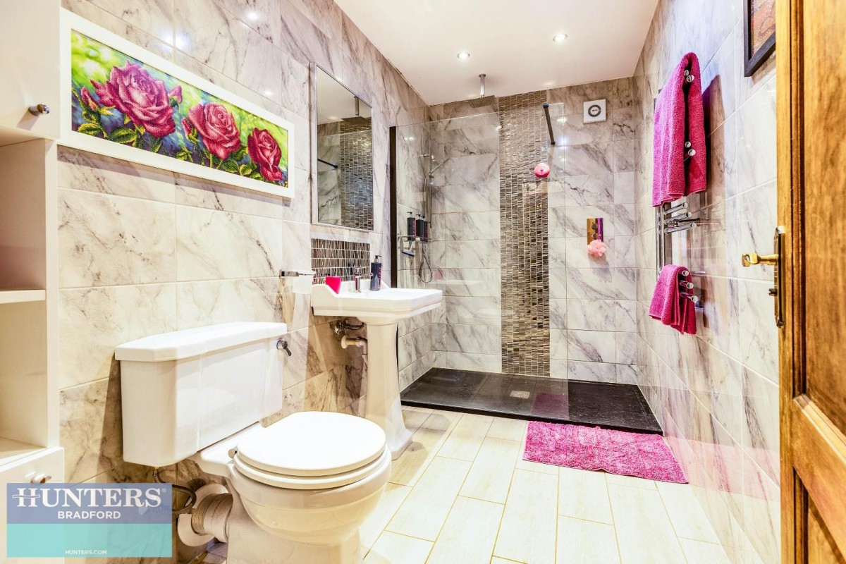 Lane Side, Queensbury, Bradford, West Yorkshire, BD13 1NE