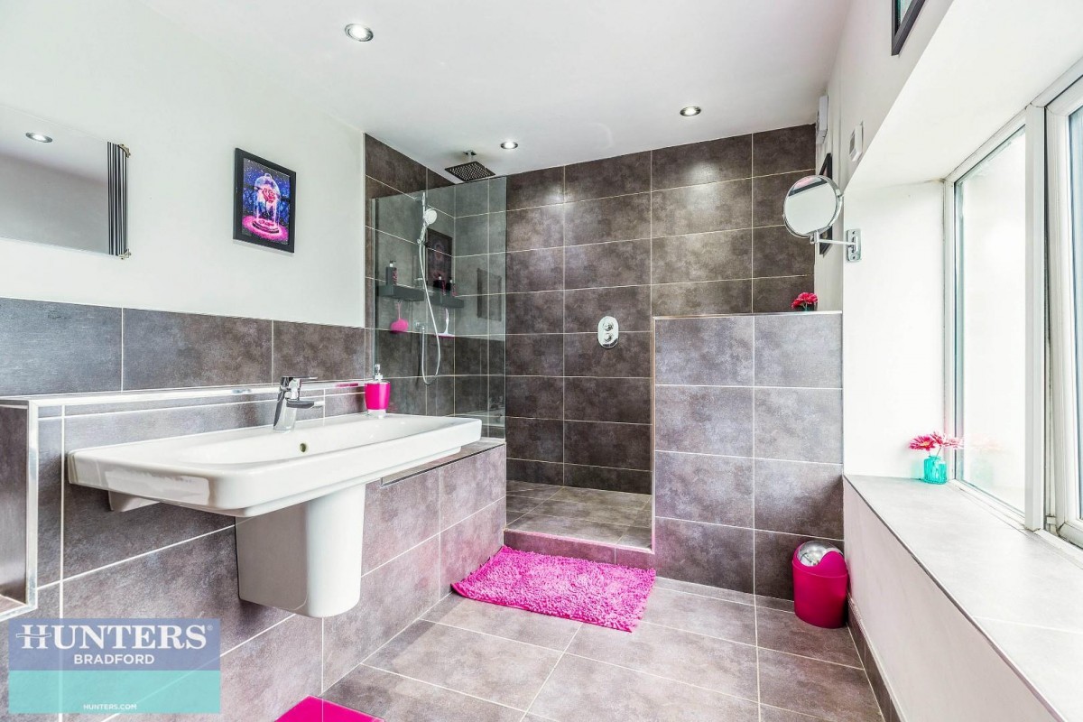 Lane Side, Queensbury, Bradford, West Yorkshire, BD13 1NE