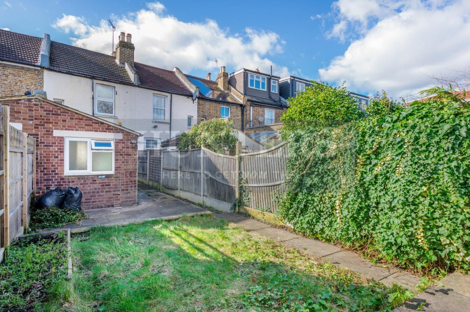 Brook Road South, Brentford