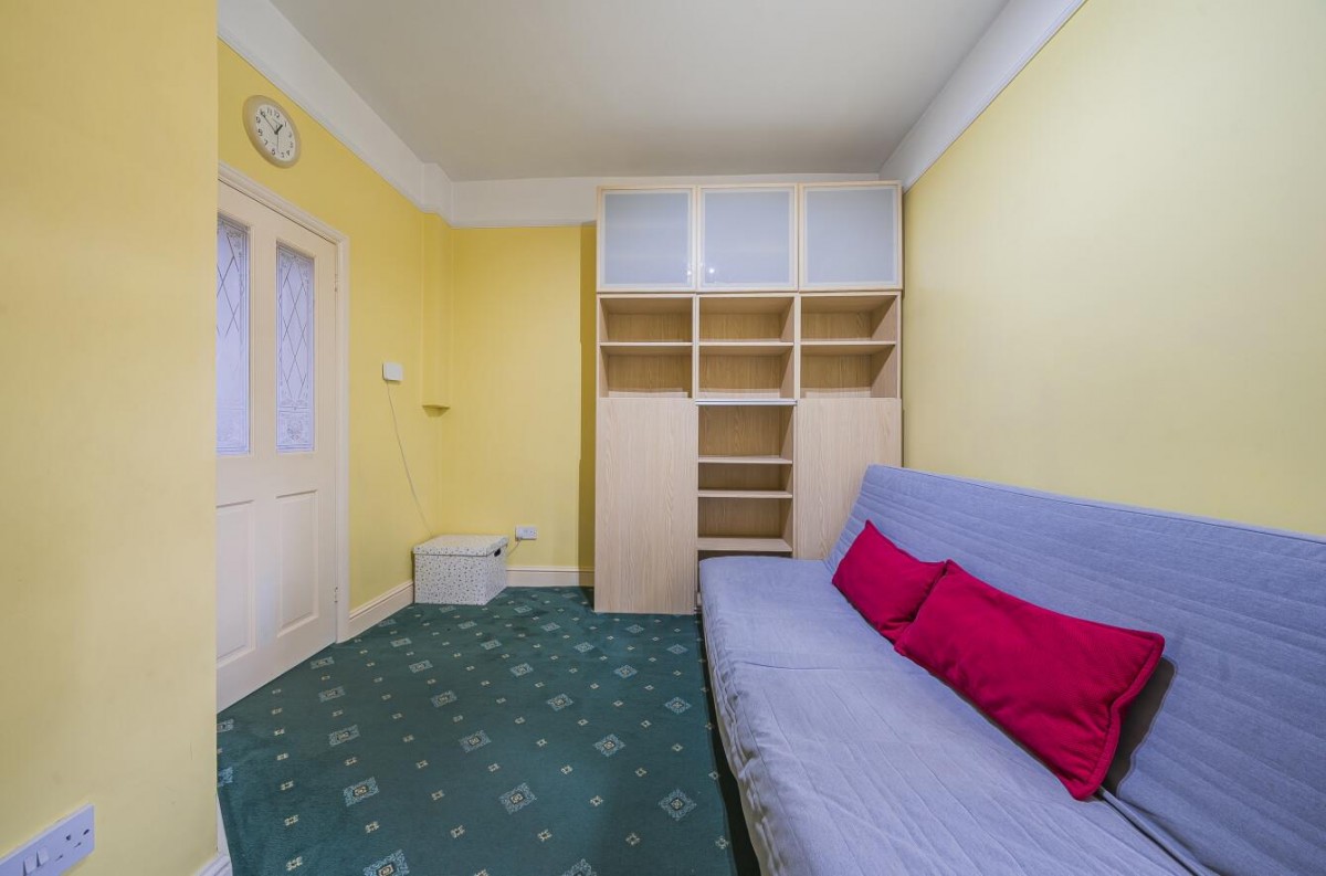 Hazelbank Road, London, SE6 1LR