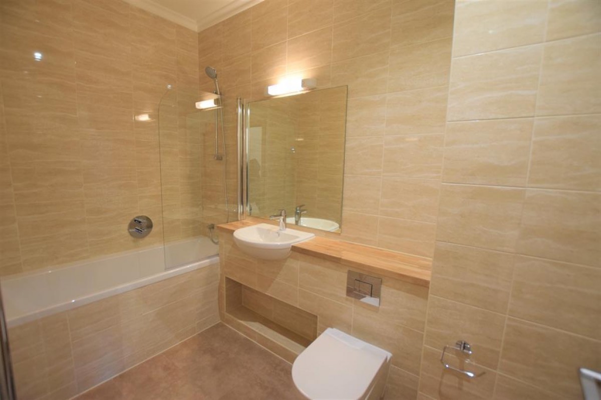 High Road, Chadwell Heath, RM6