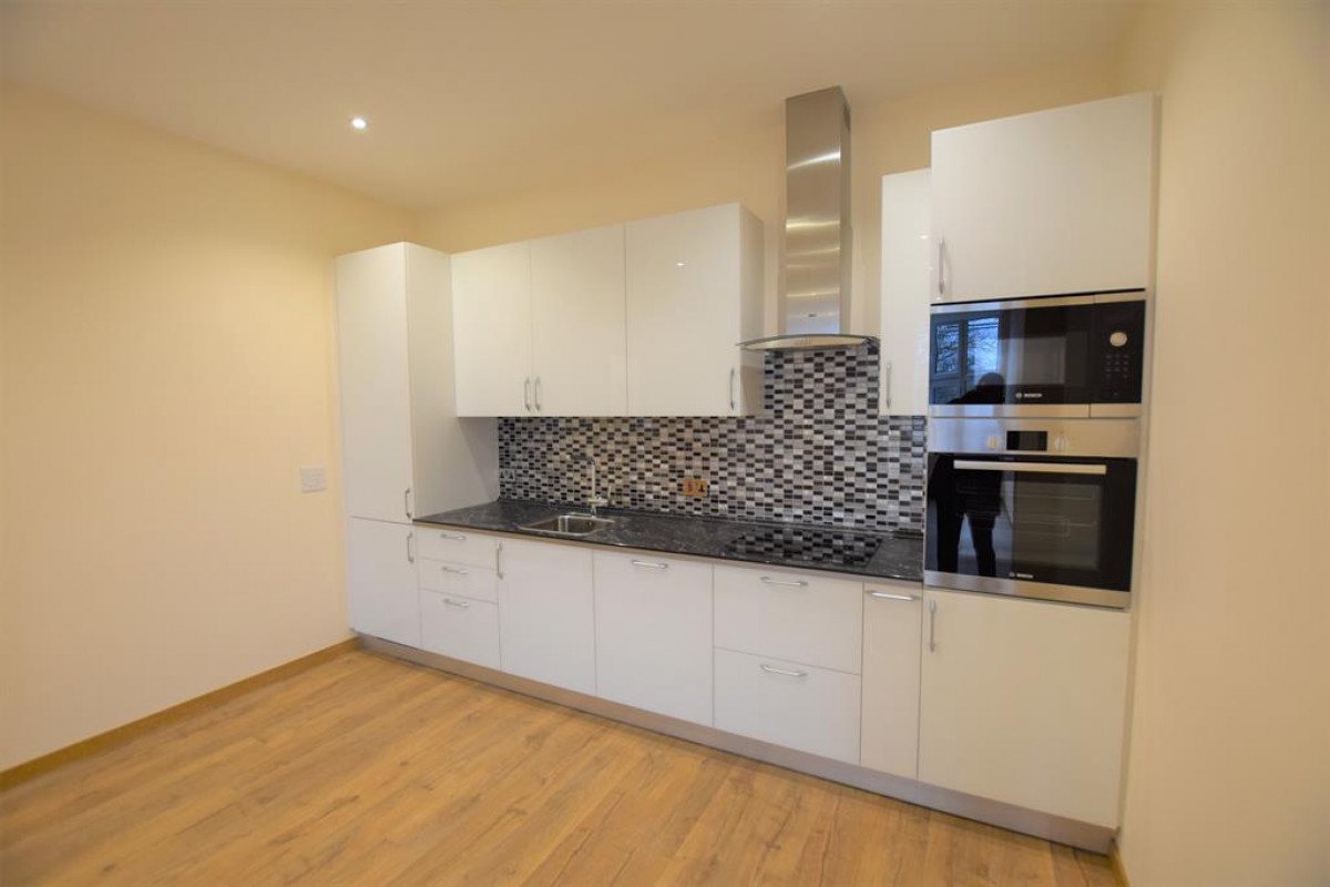 High Road, Chadwell Heath, RM6