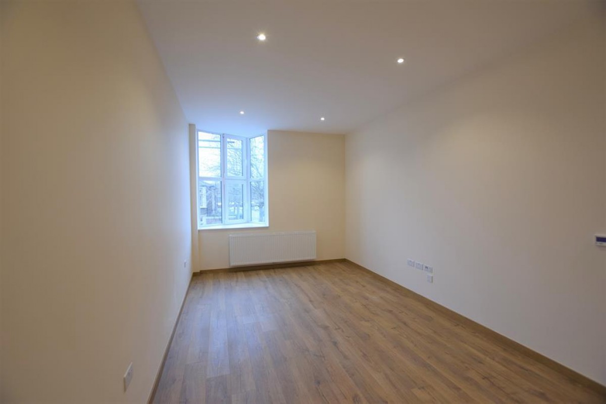 High Road, Chadwell Heath, RM6