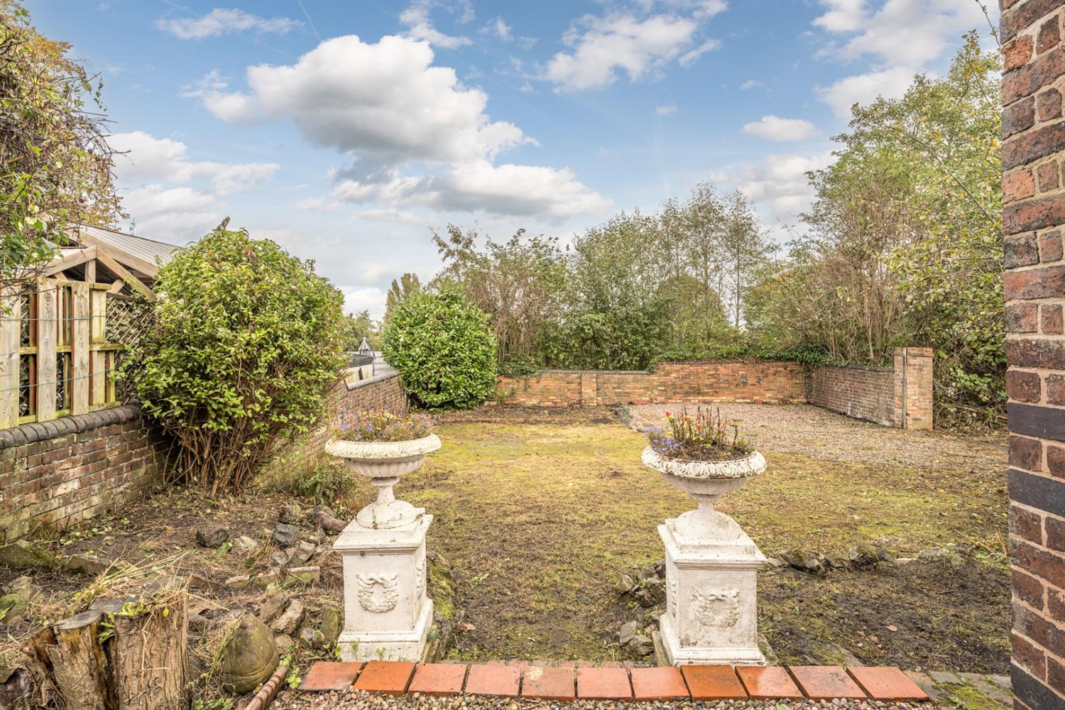 Brettell Lane, Brierley Hill, DY5 3LT