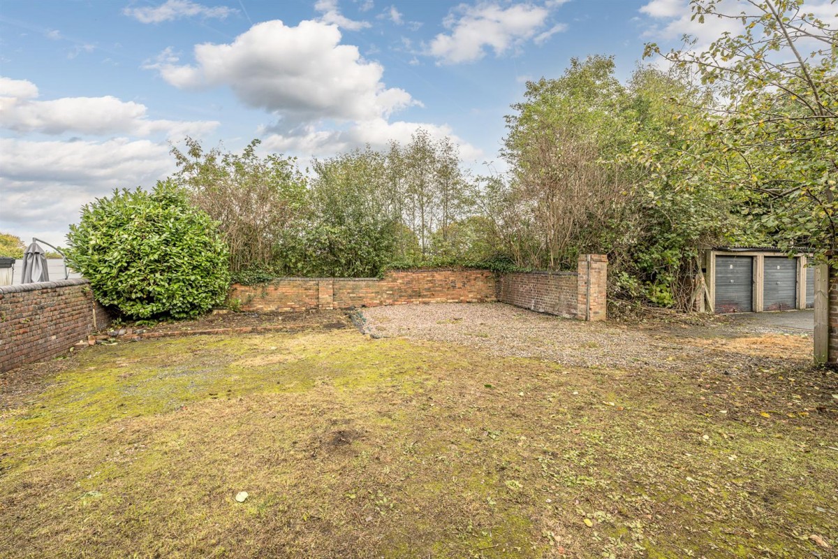 Brettell Lane, Brierley Hill, DY5 3LT