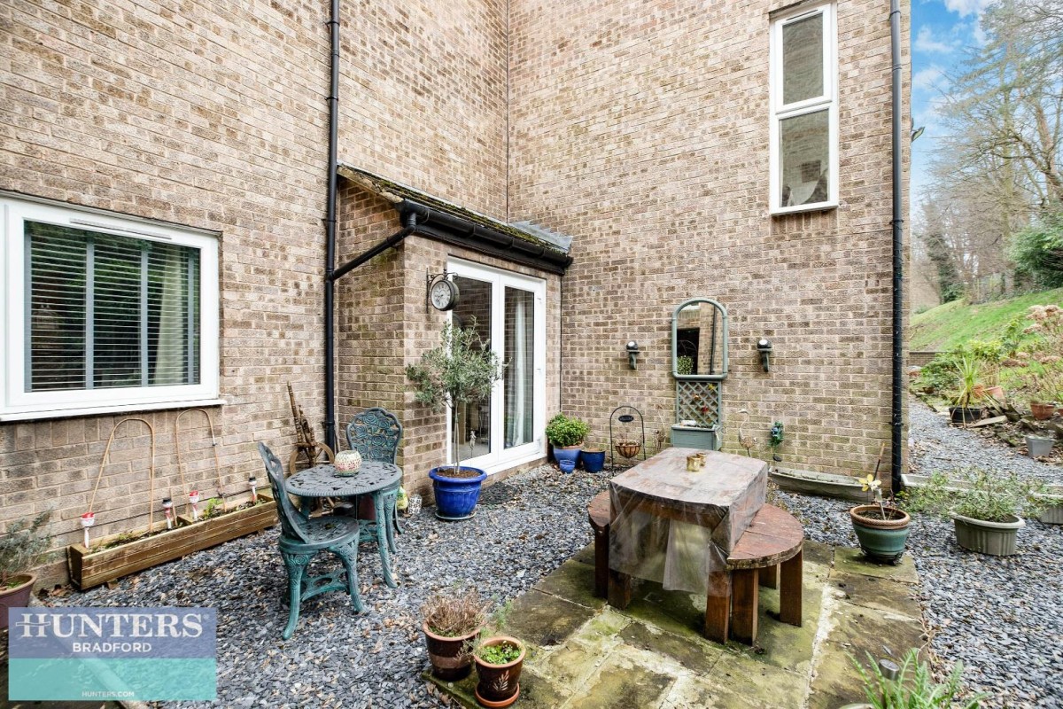 Frizley Gardens, Frizinghall, Bradford, West Yorkshire, BD9 4LY