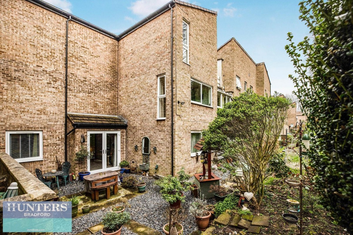 Frizley Gardens, Frizinghall, Bradford, West Yorkshire, BD9 4LY