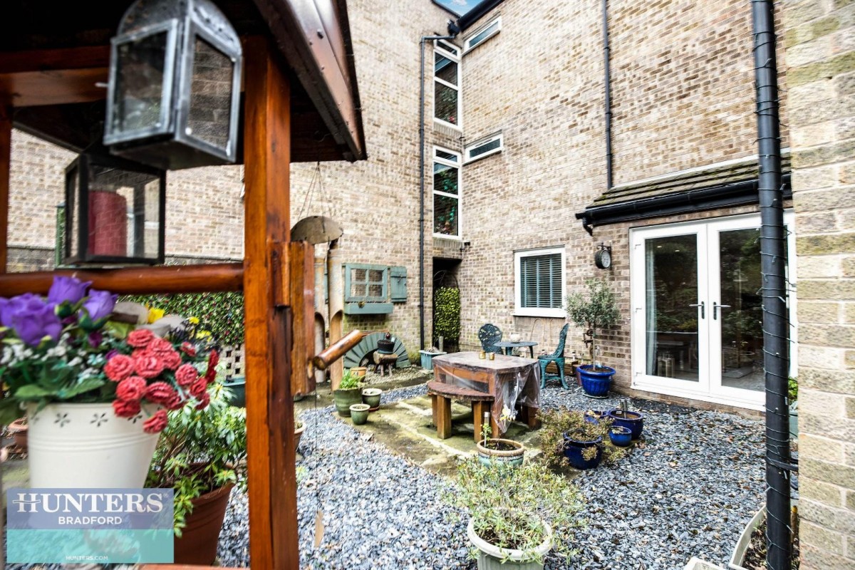 Frizley Gardens, Frizinghall, Bradford, West Yorkshire, BD9 4LY