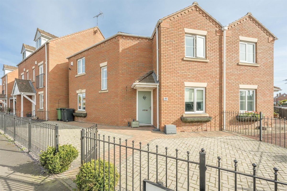 Moss Grove, Kingswinford, DY6 9HR