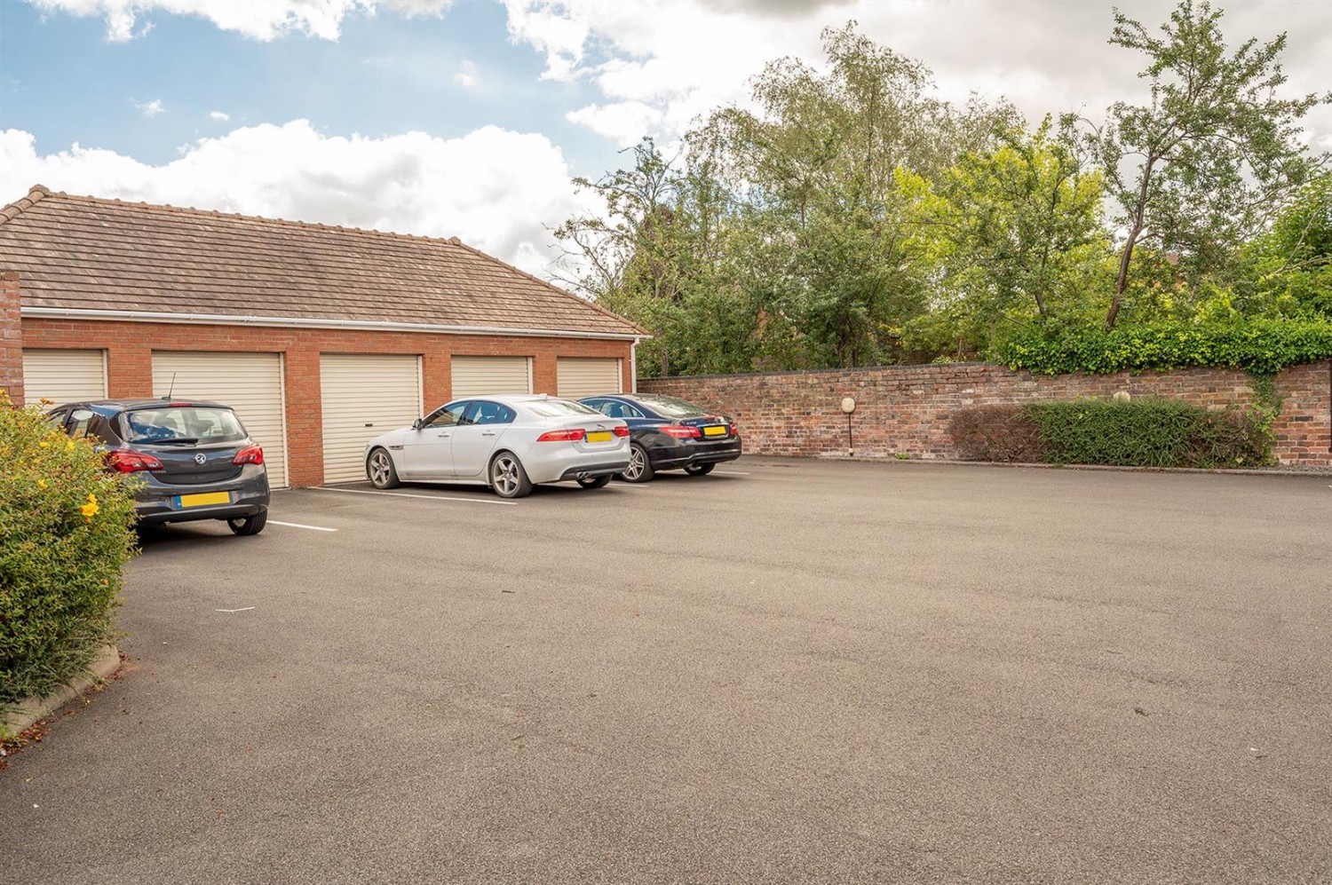 Moss Grove, Kingswinford, DY6 9HR