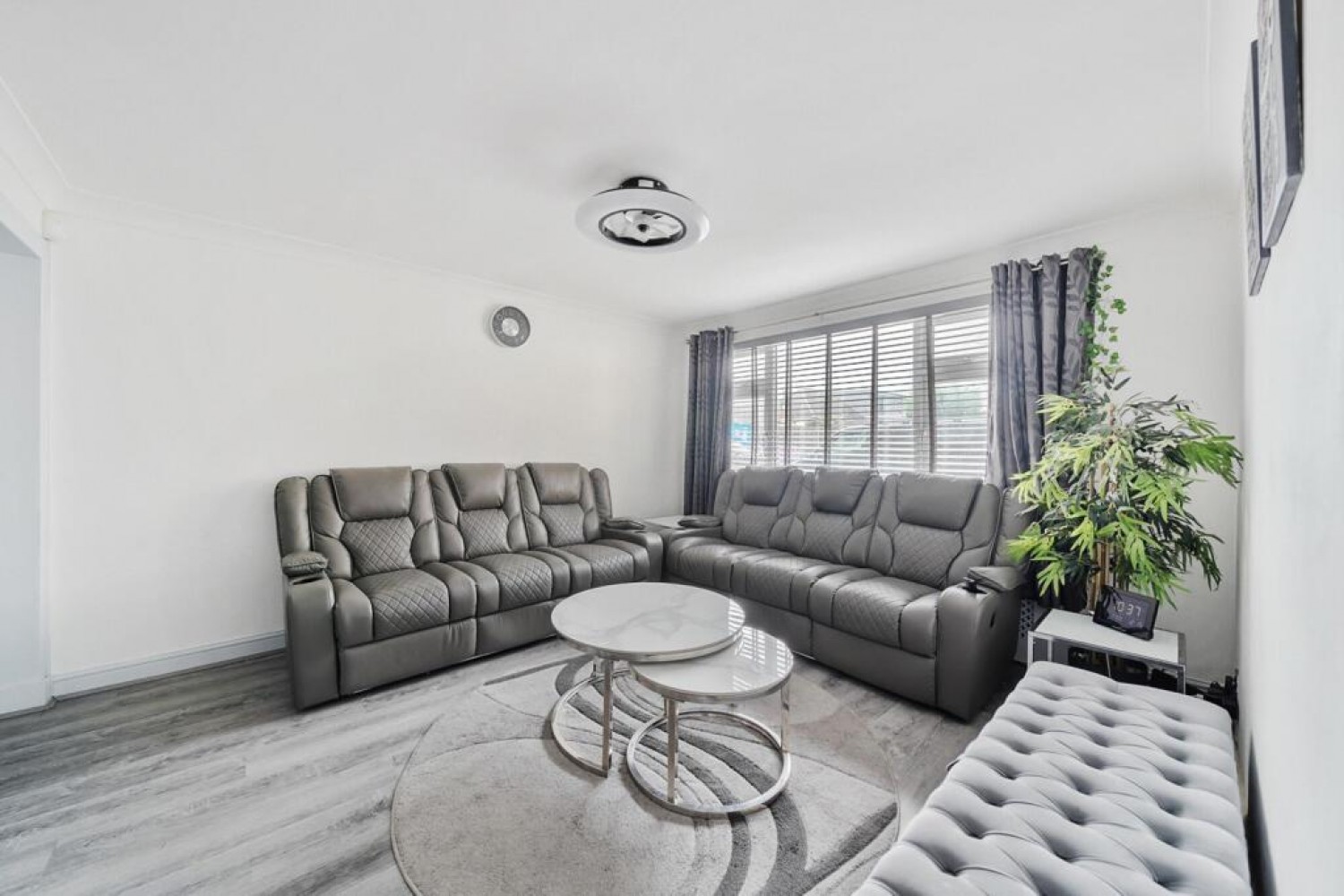 2 bedroom Flat for sale in The Farmlands, Northolt