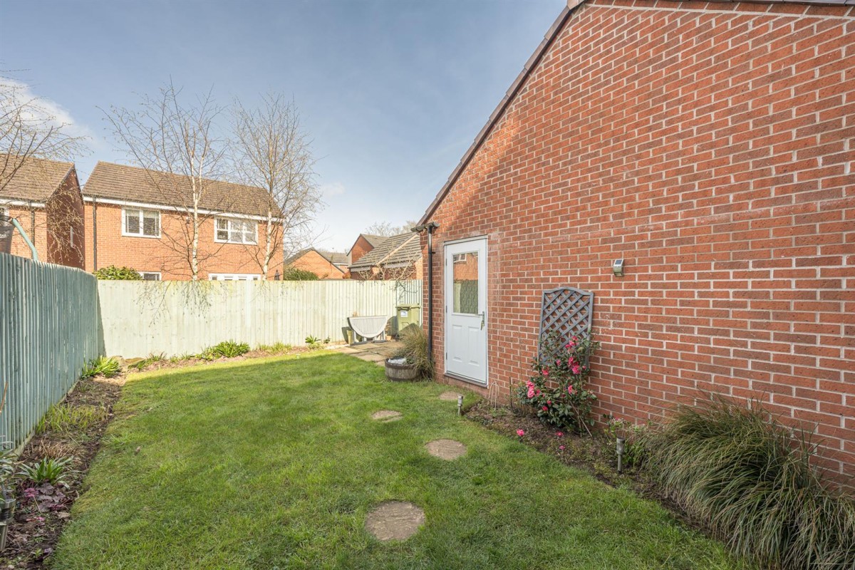 Dawn Close, Wollaston, DY8 4GF