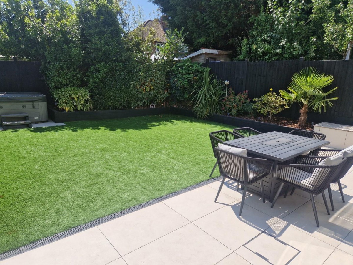 Trevanie Avenue, Quinton