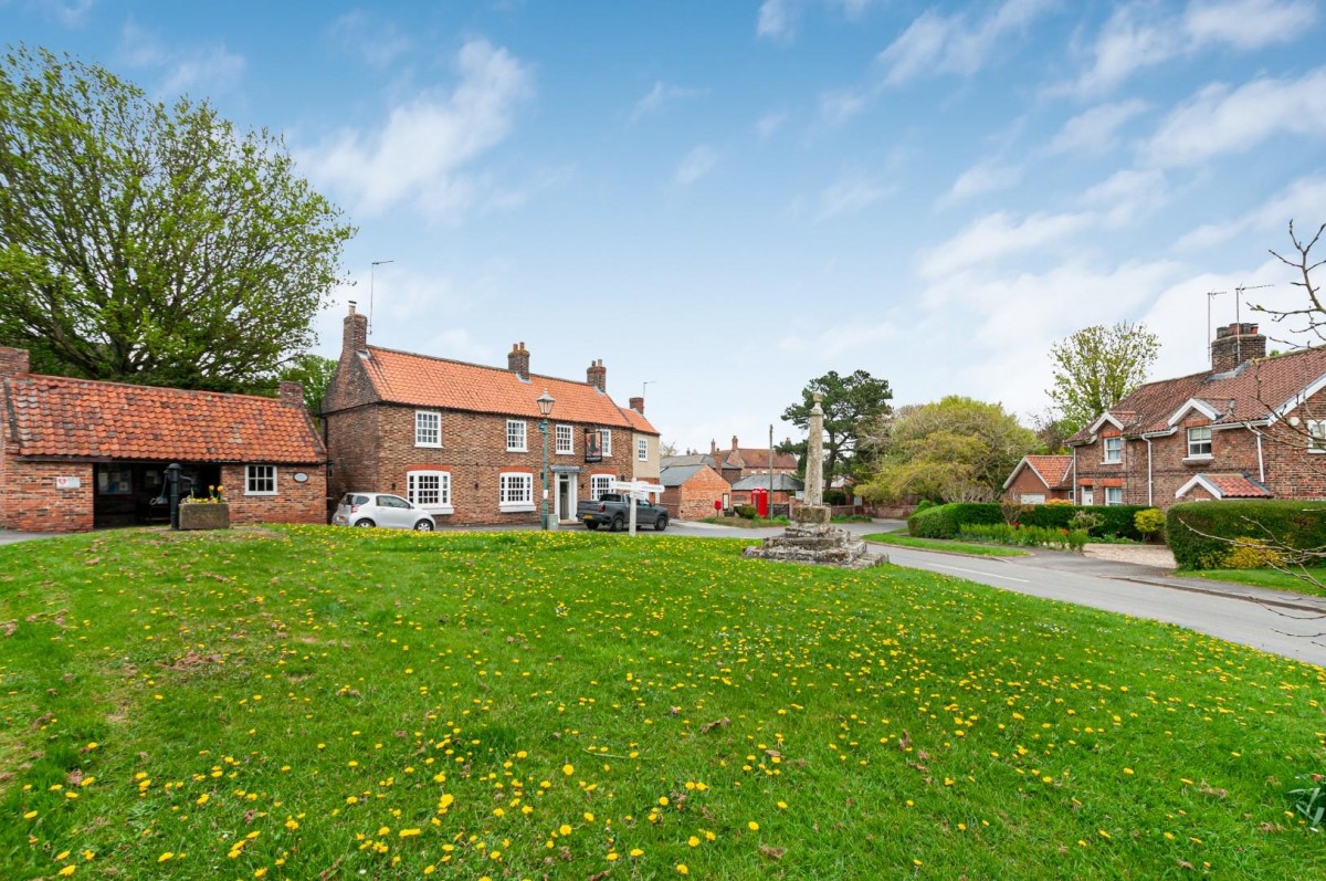 Mrs Crackers Cottage, 31 The Green, Lund, Driffield