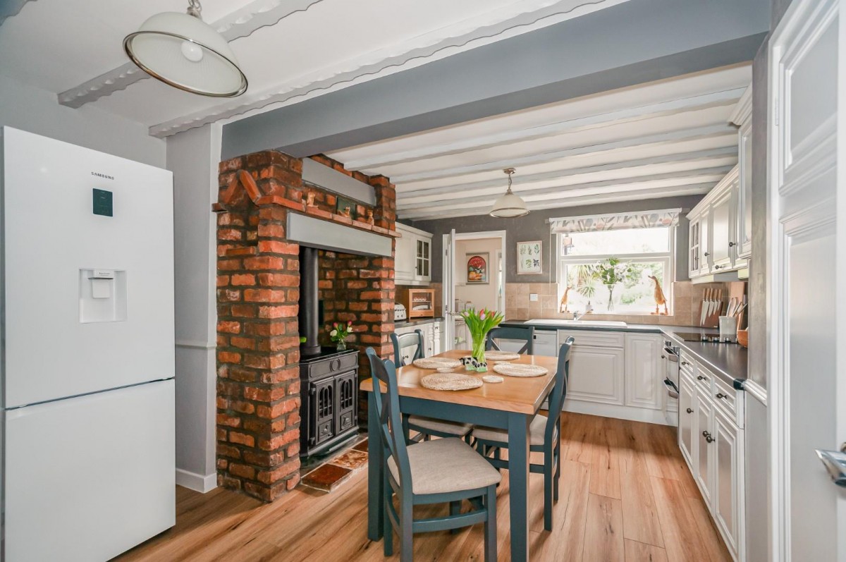 Mrs Crackers Cottage, 31 The Green, Lund, Driffield