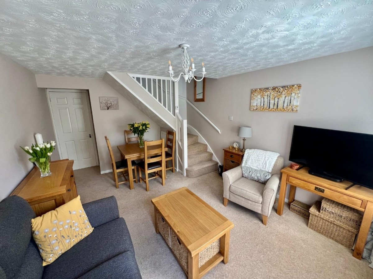 Jubilee Close, Cam