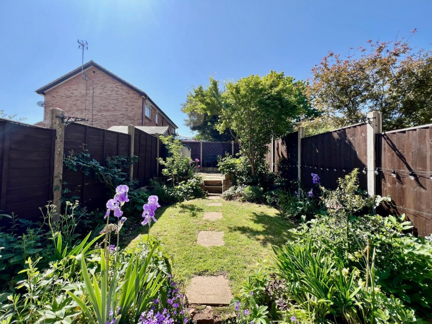 Jubilee Close, Cam