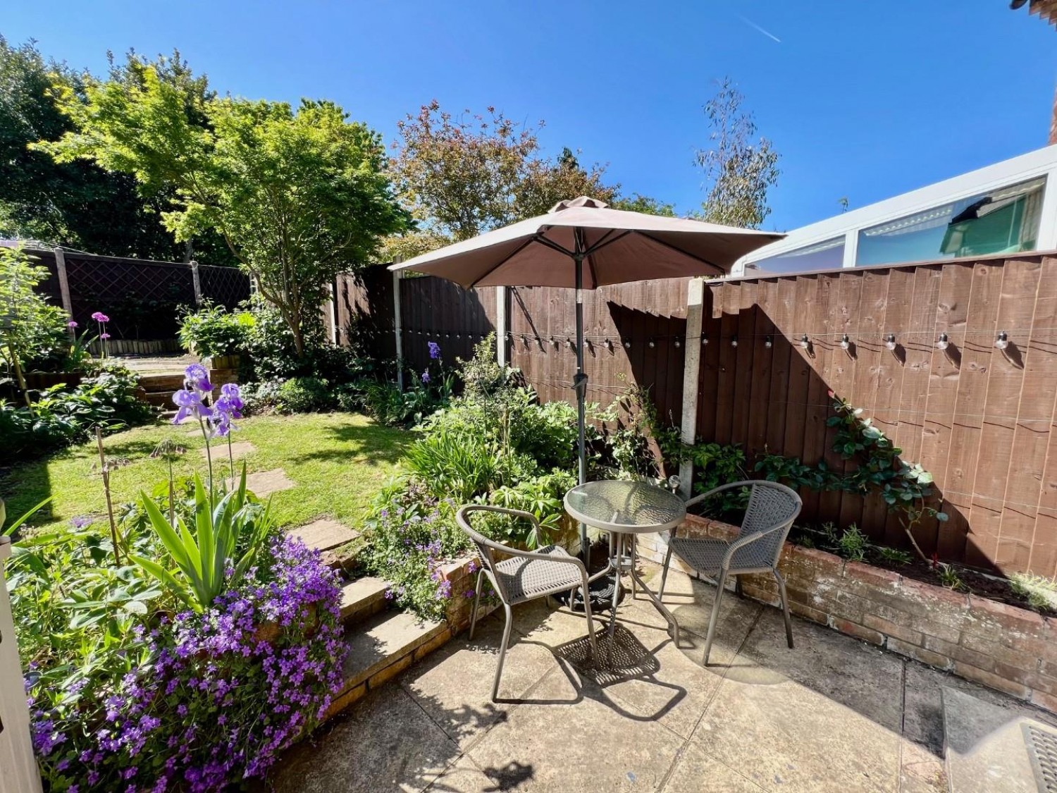 Jubilee Close, Cam