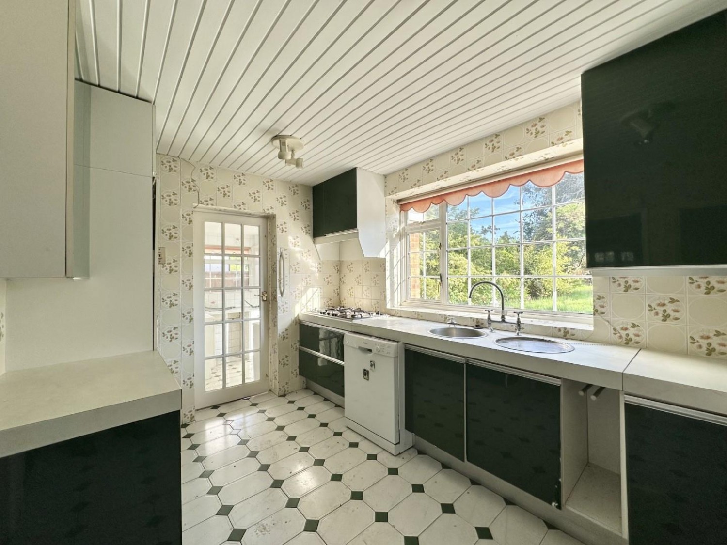 Woodstock Drive, Ickenham, UB10 8EQ