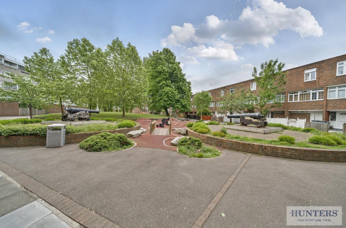 Malthus Path, Thamesmead