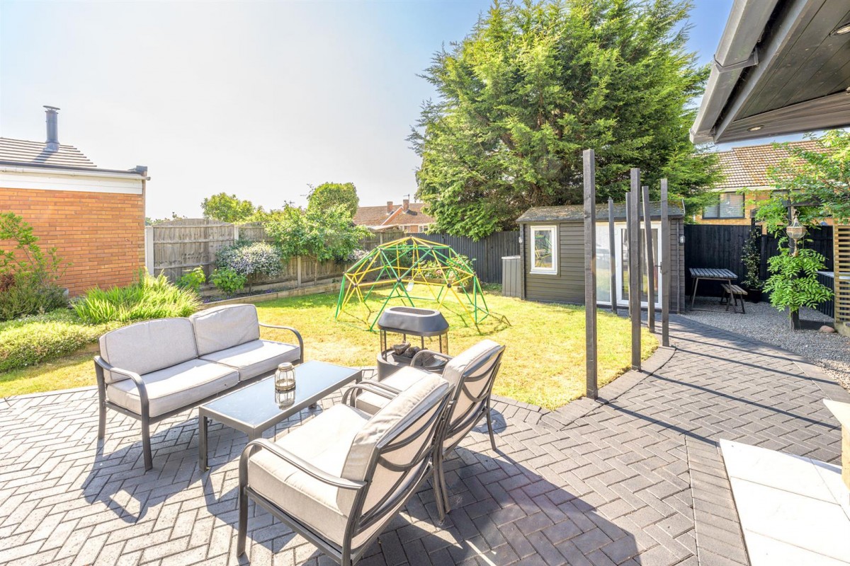 Lawnswood Road, Stourbridge, DY8 5LL