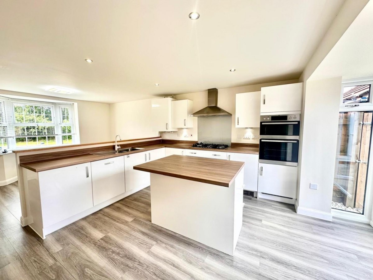 Lucas Place, Tamworth