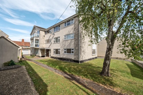 Glaston Road, Street