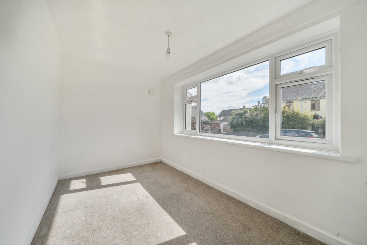 Glaston Road, Street