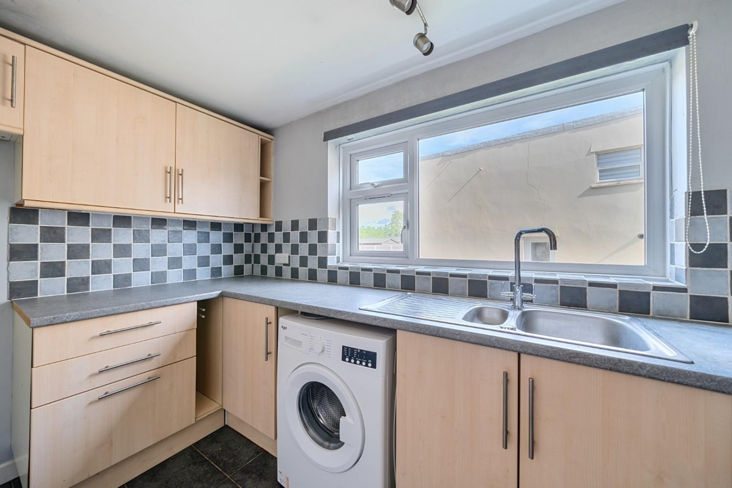 Glaston Road, Street