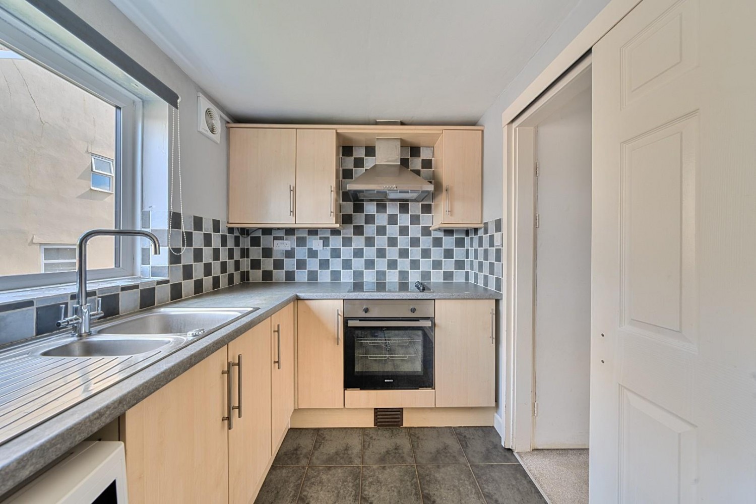 Glaston Road, Street