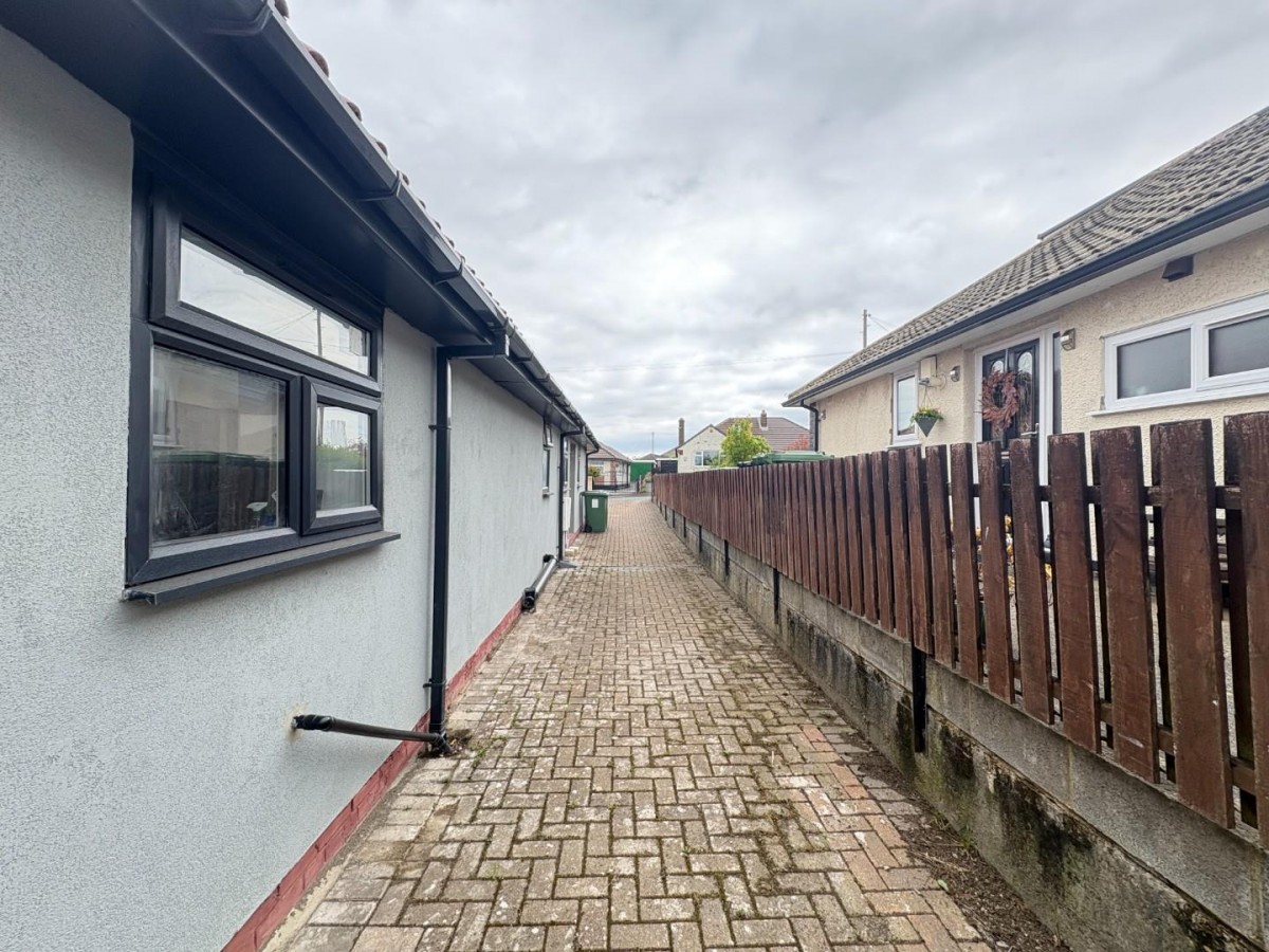 Lawrence Crescent, Heckmondwike