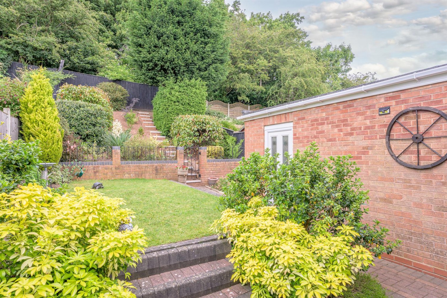 Ragees Road, Kingswinford, DY6 8NG