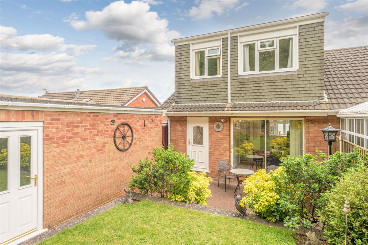 Ragees Road, Kingswinford, DY6 8NG