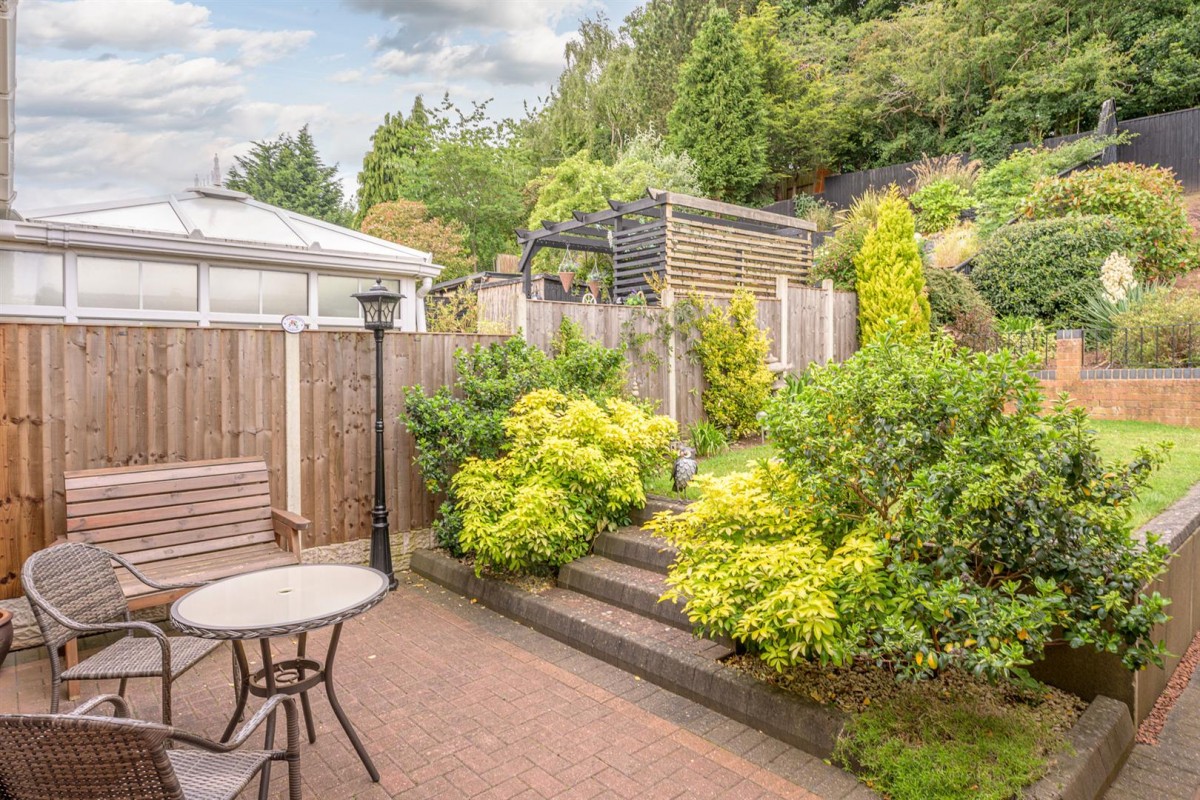 Ragees Road, Kingswinford, DY6 8NG