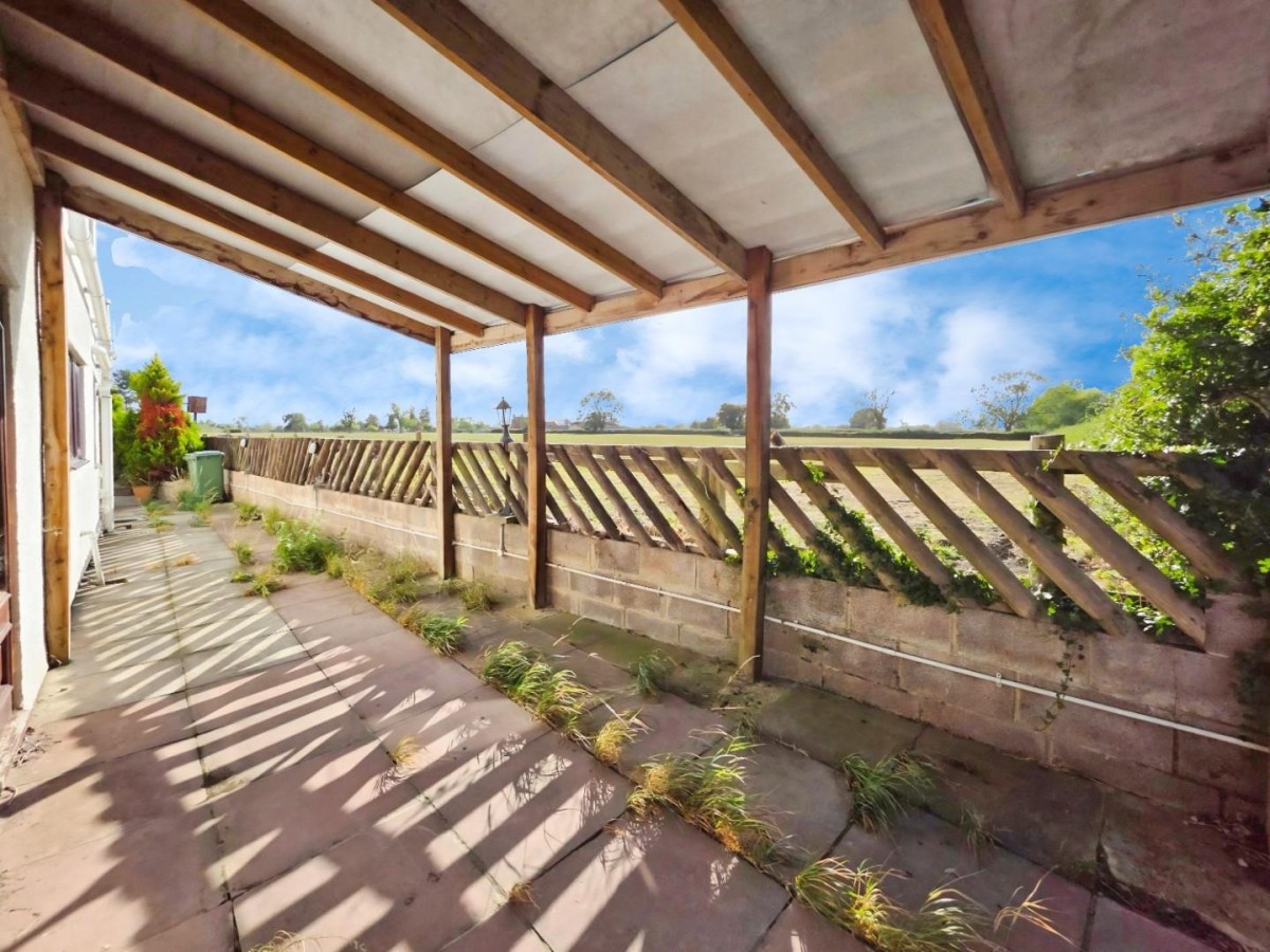 Castle Lane, Moreton Valence