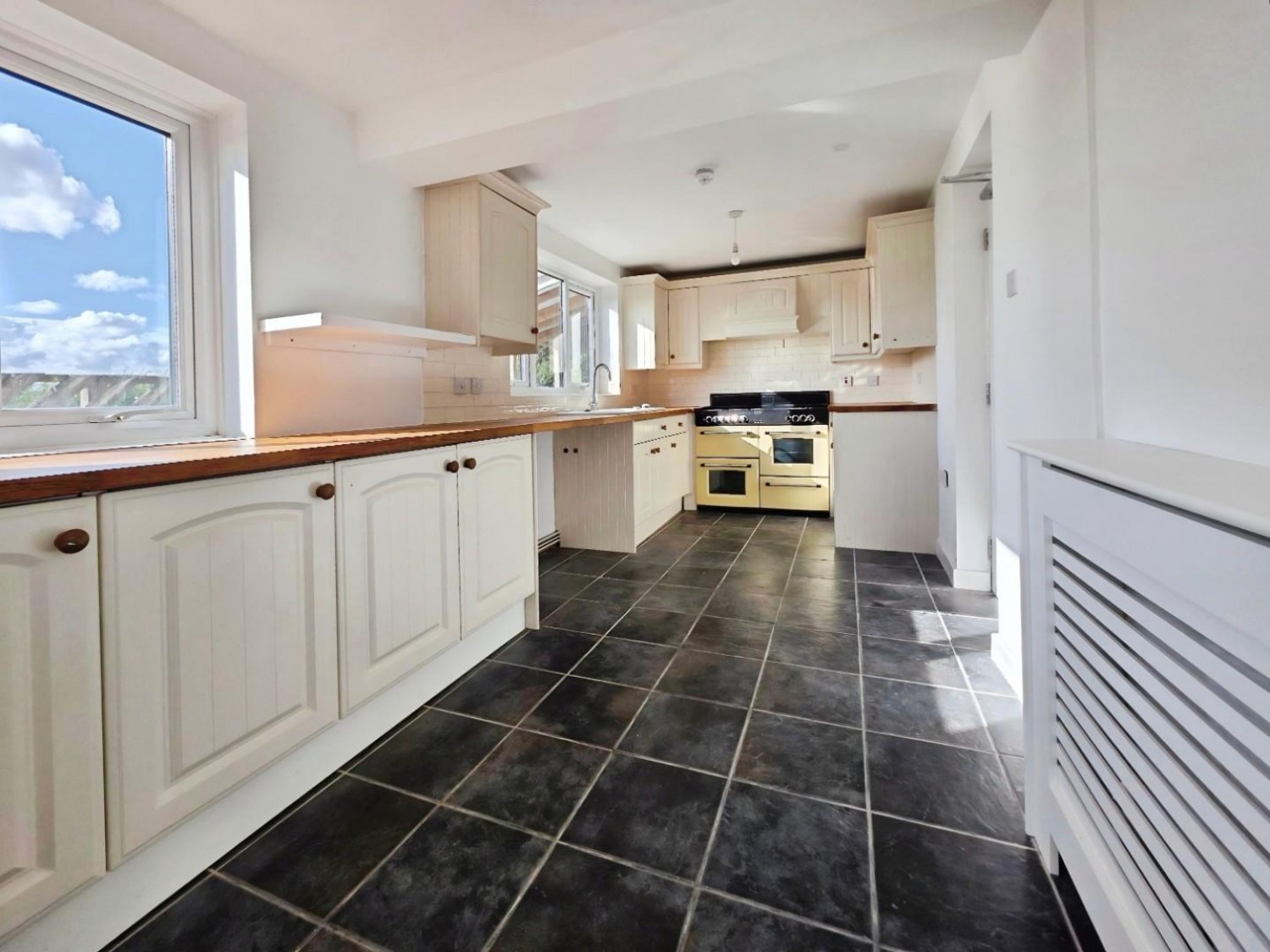 Castle Lane, Moreton Valence