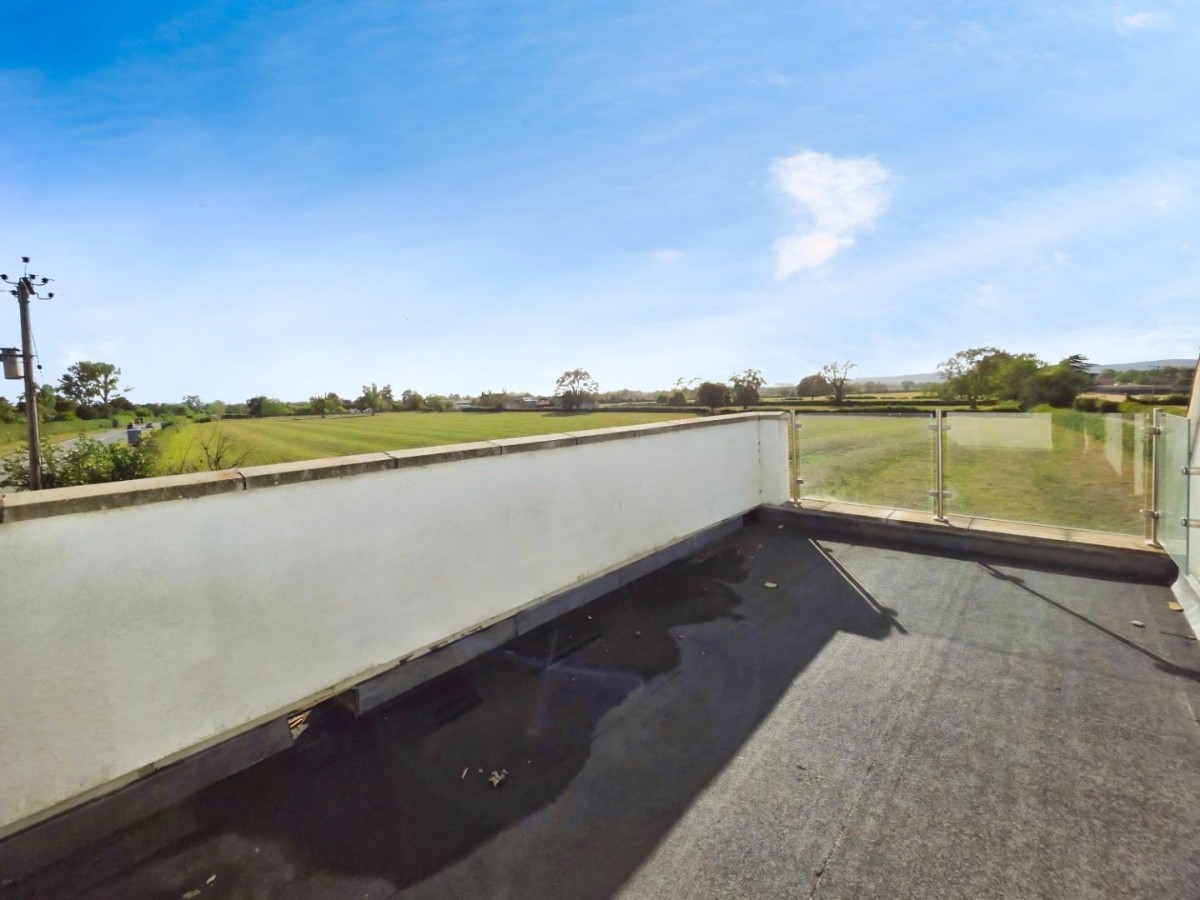 Castle Lane, Moreton Valence