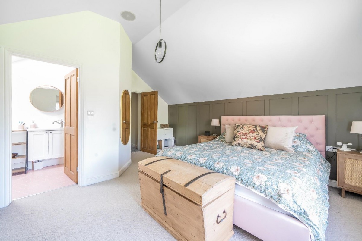 Bristol Road, Cambridge, Gloucester, GL2 7BH