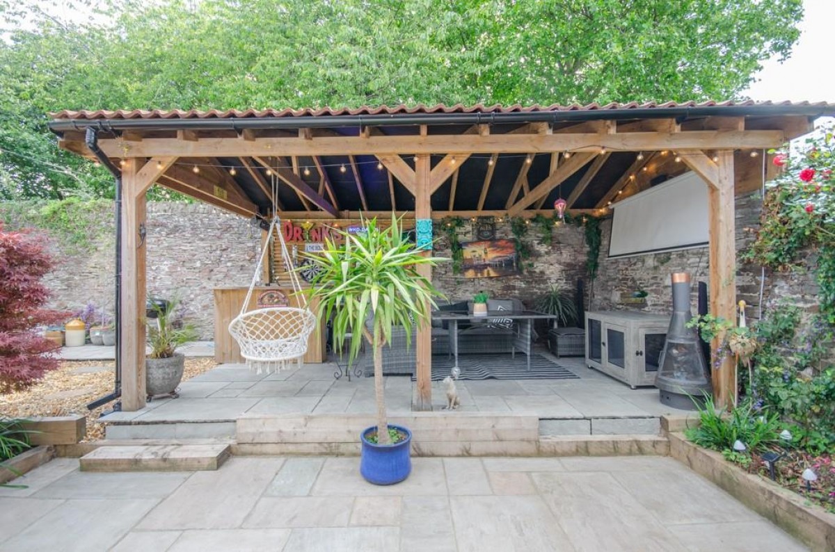 Mangotsfield Road, Mangotsfield, Bristol, BS16 9LG