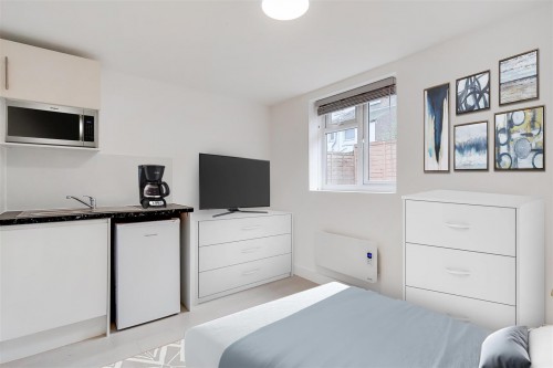 Tooting Broadway, SW17 - HOUSING BENEFIT TENANTS CONSIDERED at LHA RATE