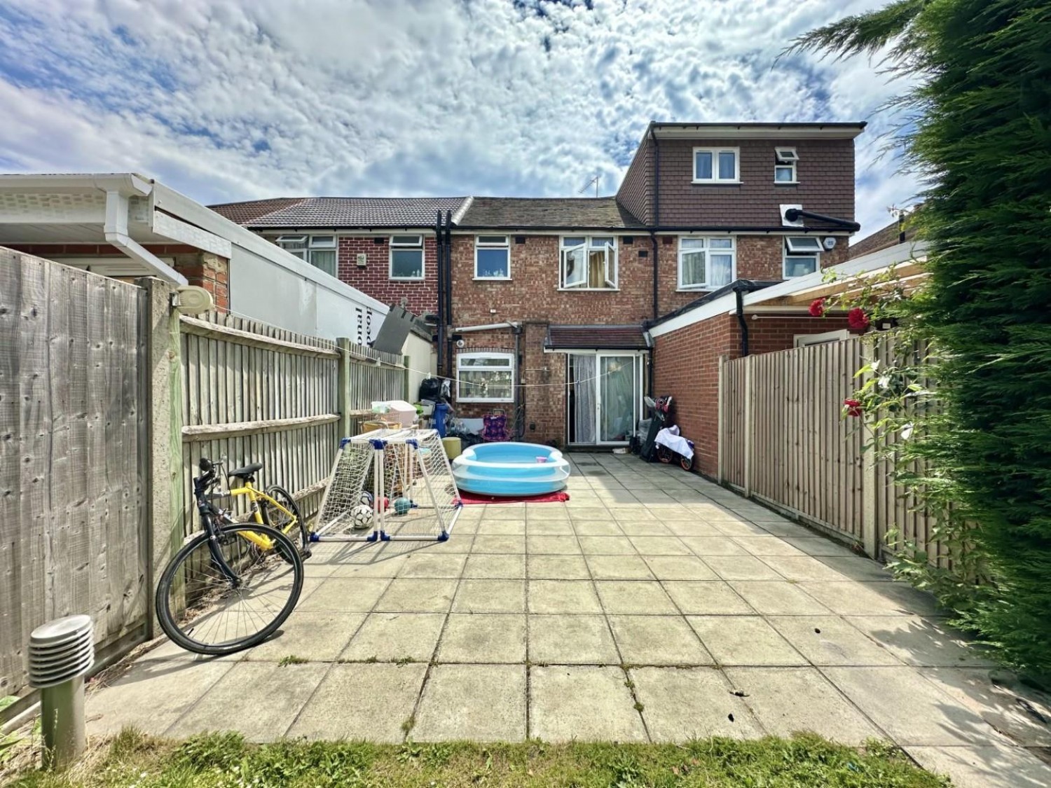 2 bedroom House for sale in Lansbury Drive, Hayes, Middlesex, UB4 8RP
