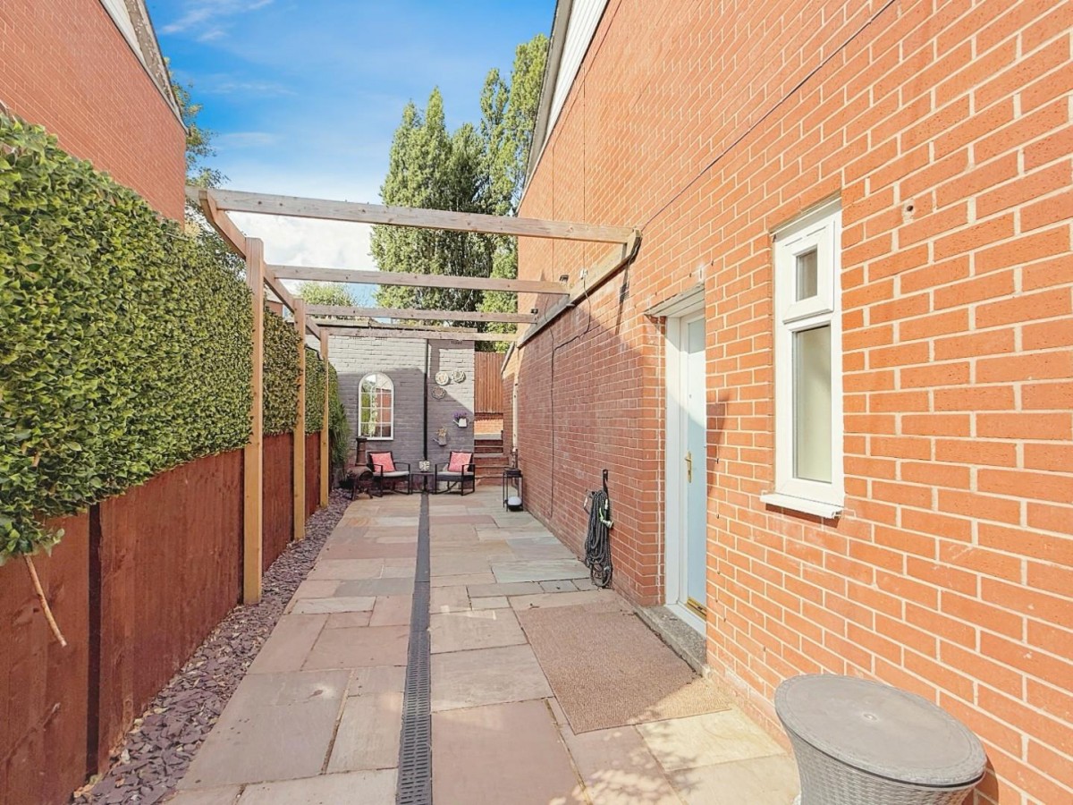 Wellstone Avenue, Bramley, LS13 4EE