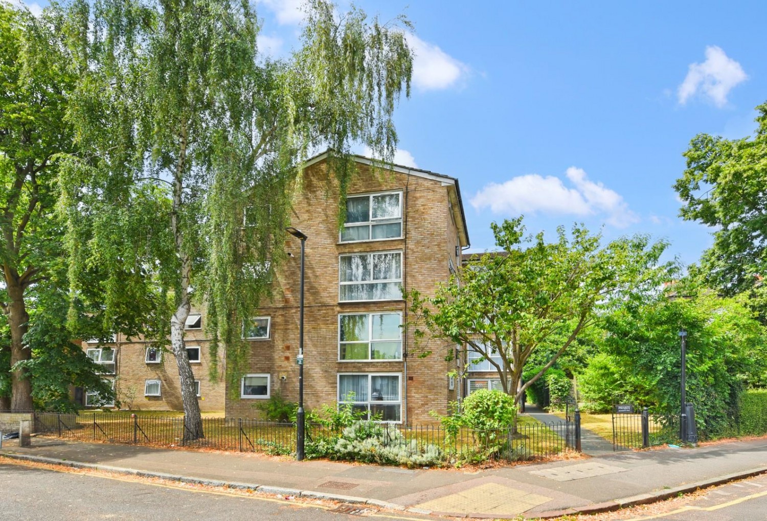 2 bedroom Flat for sale in Talbot Road, London, N15