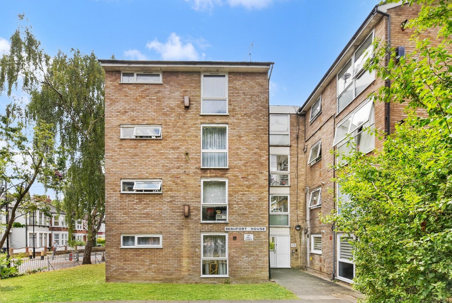 2 bedroom Flat for sale in Talbot Road, London, N15