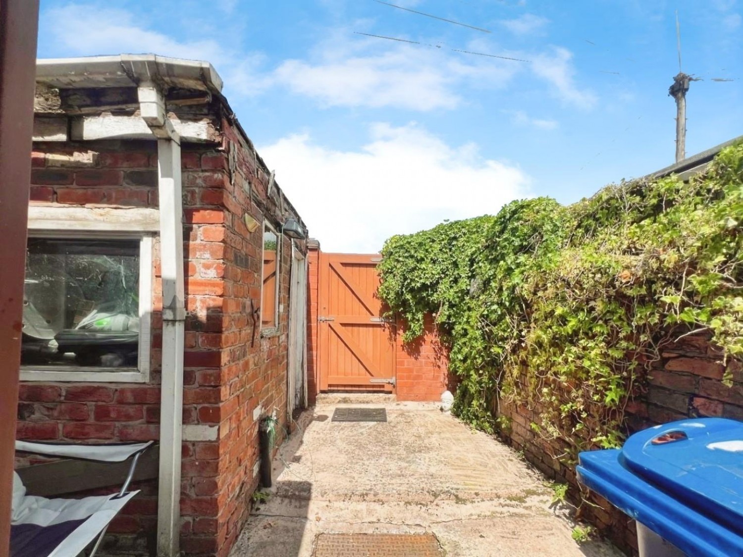 Tunnicliffes New Row, Leigh, WN7 4TW